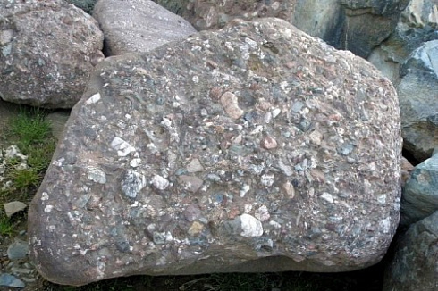 Kamenclub.ru: Конгломераты фр. 300-1000 мм.  купить в Сургуте кварц мрамор диабаз коричневый, серый зеленоватый речной валун крупный 6500 руб/т   фото КАМЕНЬ КЛУБ