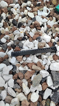 Kamenclub.ru: Мраморная крошка (щебень крошка микс : белый-черный-розовый) фр. 20-40 мм.  купить в Сургуте мрамор белый, черный, розовый декоративная ландшафтная крошка 12000 руб/т   фото КАМЕНЬ КЛУБ