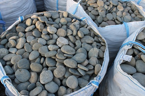 Kamenclub.ru: Галька речная плоская (ассорти) фр. 100-200-300 мм купить  в Сургуте галька галечник природный серый, белый темно-серый синий рыжий светло-серый природная галька плоская крупная 8000 руб/т   фото КАМЕНЬ КЛУБ