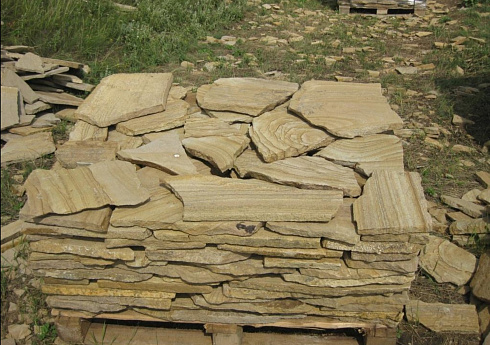 Kamenclub.ru: Песчаник пластушка желтый с разводом под дерево (2 см)  купить в Сургуте плитняк желтый с разводами, желтый, рыжий, серый песчаник пластушка рваная ландшафтная 11 000 руб/м3   фото КАМЕНЬ КЛУБ