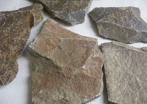 Kamenclub.ru: Песчаник пластушка "фонтанка" серо-зеленая (3,0-5,0 см)  купить в Сургуте песчаник серо-зеленая колотые плитки облицовочные пластушки 11400 руб/м3   фото КАМЕНЬ КЛУБ