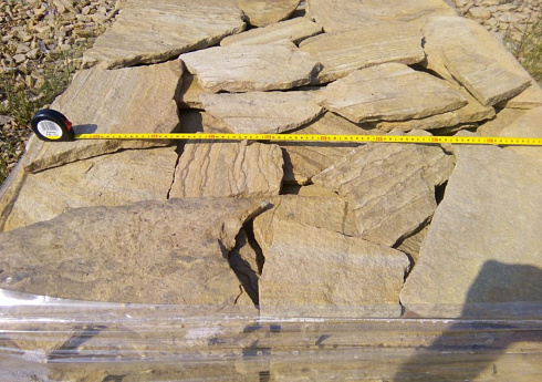 Kamenclub.ru: Песчаник пластушка желтый с разводом под дерево (2 см)  купить в Сургуте плитняк желтый с разводами, желтый, рыжий, серый песчаник пластушка рваная ландшафтная 11 000 руб/м3   фото КАМЕНЬ КЛУБ