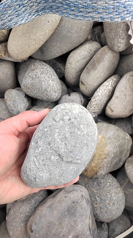 Kamenclub.ru: Галька речная окат (темно-серая) фр. 70-150 мм. купить  в Сургуте галька речная темно-серая, синяя, серая речная галька округлая  8000 руб/т   фото КАМЕНЬ КЛУБ