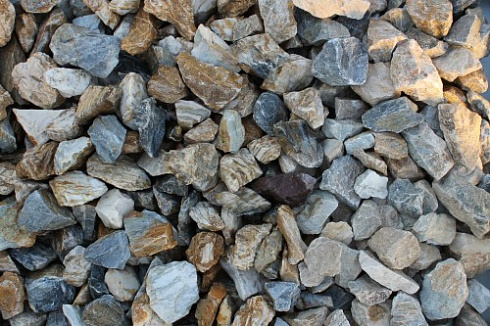 Kamenclub.ru: Мраморная крошка (щебень крошка медовый) фр. 20-40 мм.  купить в Сургуте мрамор бежевый рыжий желтый ландшафтная мраморная крошка 12000 руб/т   фото КАМЕНЬ КЛУБ