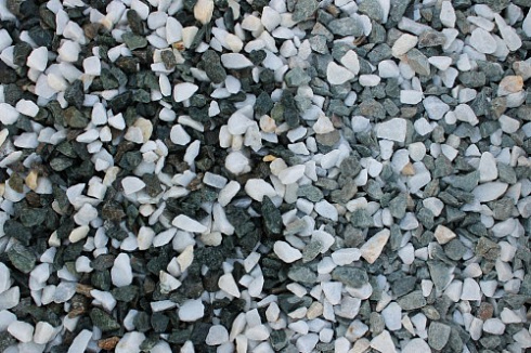 Kamenclub.ru: Мраморная крошка (щебень крошка микс: белый-зеленый) фр. 10-20 мм.  купить в Сургуте мрамор белый, зеленый каменная ландшафтная декоративная крошка щебня 9500 руб/т   фото КАМЕНЬ КЛУБ