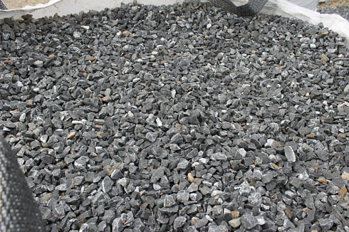 Kamenclub.ru: Щебень крошка черный (мрамор) фр. 40-70 мм.  купить в Сургуте мрамор черный с белыми прожилками, черный, белый декоративный щебень 11000 руб/т   фото КАМЕНЬ КЛУБ