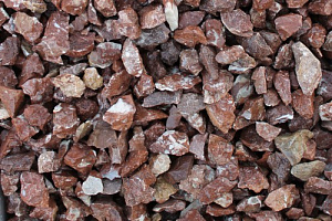 Kamenclub.ru: Мраморная крошка (щебень крошка розовый) фр. 20-40 мм.  купить в Сургуте мрамор розовый, красный мраморная крошка декоративная 11000 руб/т   фото КАМЕНЬ КЛУБ