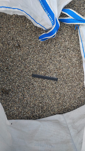 Kamenclub.ru: Галька речная окат (серая) фр.3-5 мм купить  в Сургуте галька речная серая бежевый темно-серый окатанный речной камень округлый 9500 руб/т   фото КАМЕНЬ КЛУБ