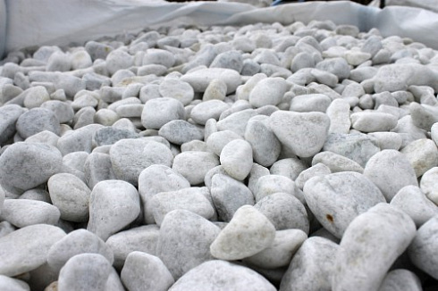 Kamenclub.ru: Мраморная крошка (щебень галтованный белый), фр.20-40 мм.  купить в Сургуте мрамор белый бежевый молочный мраморный щебень декоративный 17000 руб/т   фото КАМЕНЬ КЛУБ