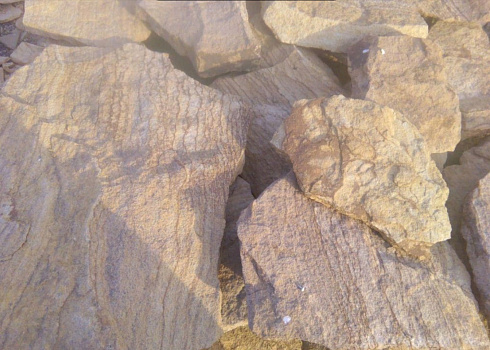 Kamenclub.ru: Песчаник пластушка "фонтанка" желтая (3,0 - 5,0 см)  купить в Сургуте песчаник желтая, рыжий, желтый песчаник колотый рваный со сколом облицовочный 16200 руб/м3   фото КАМЕНЬ КЛУБ