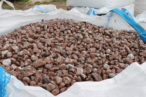 Kamenclub.ru: Мраморная крошка (щебень галтованный розовый) фр.10-20 мм.  купить в Сургуте мрамор розовый, красный ландшафтный декоративный окатанный округлый щебень 15000 руб/т   фото КАМЕНЬ КЛУБ