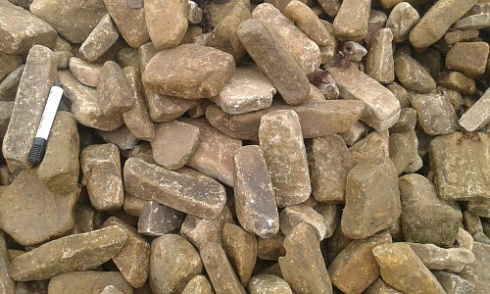 Kamenclub.ru: Песчаник для строительства и кладки блочный (фр 100-200 мм)  купить в Сургуте песчаник бежевый серый рыжий валун мелкий для строительства песчаник 6500 руб/т   фото КАМЕНЬ КЛУБ