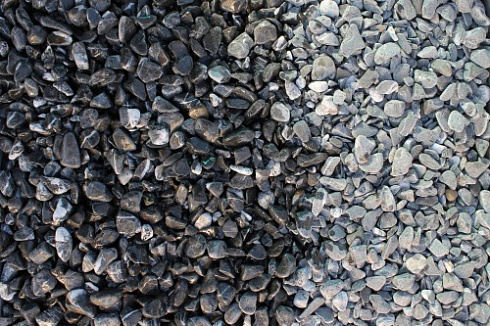 Kamenclub.ru: Щебень галтованный черный (мрамор) фр.10-20 мм.  купить в Сургуте мрамор черный с белыми прожилками, черный, белый окатанный округлый ландшафтный декоративный щебень 15000 руб/т   фото КАМЕНЬ КЛУБ