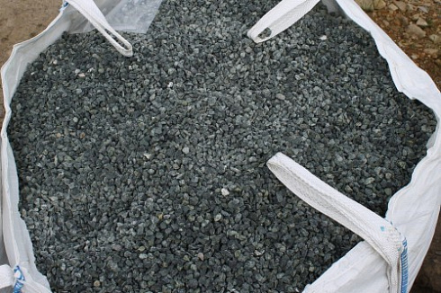 Kamenclub.ru: Щебень крошка зеленый (змеевик) фр. 10-20 мм.  купить в Сургуте змеевик зеленый, салатовый декоративная ландшафтная каменная крошка щебня 7 200 руб/т   фото КАМЕНЬ КЛУБ