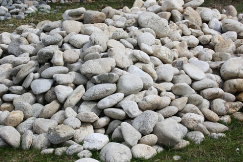 Kamenclub.ru: Бело-серый валунчик фр.100-300 мм.  купить в Сургуте крупный камень для ландшафта серый, белый бело-серый валун крупная галька 4500 руб/т   фото КАМЕНЬ КЛУБ