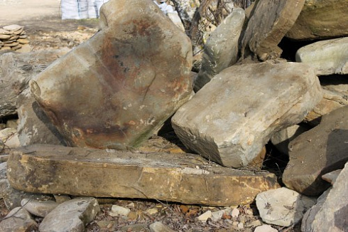 Kamenclub.ru: Песчаник плиты - плахи - пошаговые дорожки (фр. 70-150 мм)  купить в Сургуте песчаник серый бежевый желтый зеленый колотый песчаник строительный 6500 руб/т   фото КАМЕНЬ КЛУБ