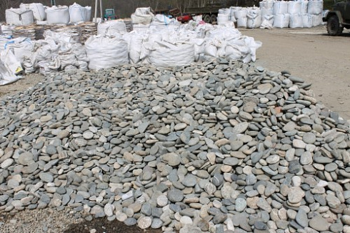 Kamenclub.ru: Галька речная плоская (ассорти) фр. 70-150 мм. купить  в Сургуте галька галечник серый белый темно-серый синий светло-серый плоская природная галька  9000 руб/т   фото КАМЕНЬ КЛУБ