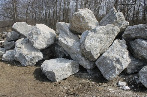 Kamenclub.ru: Мраморизированный известняк фр.500-1500 мм.  купить в Сургуте    10000 руб/т   фото КАМЕНЬ КЛУБ