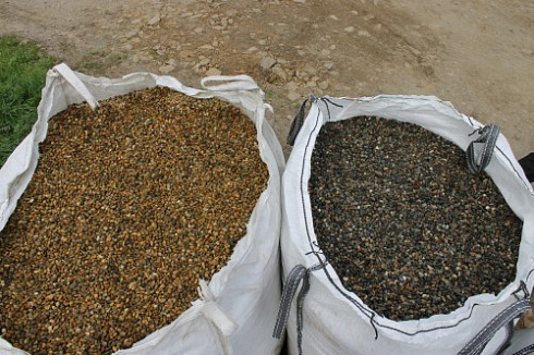 Kamenclub.ru: Галька окат (серо-желтая) фр.10-20 мм. купить  в Сургуте галька серо-желтая, рыжая, серый речная окатанная округлая галька 5000 руб/т   фото КАМЕНЬ КЛУБ