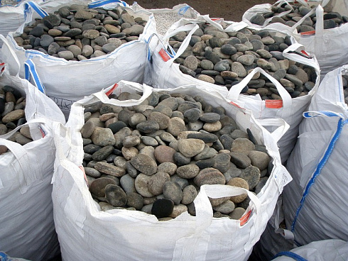 Kamenclub.ru: Галька речная плоская (ассорти) фр. 100-200-300 мм. купить  в Сургуте галька плоская разноцветная серый белый темно-серый синий речная галька ландшафтная 8000 руб/т   фото КАМЕНЬ КЛУБ