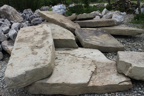 Kamenclub.ru: Песчаник плиты - плахи - пошаговые дорожки (фр. 70-150 мм)  купить в Сургуте песчаник серый бежевый желтый зеленый колотый песчаник строительный 6500 руб/т   фото КАМЕНЬ КЛУБ