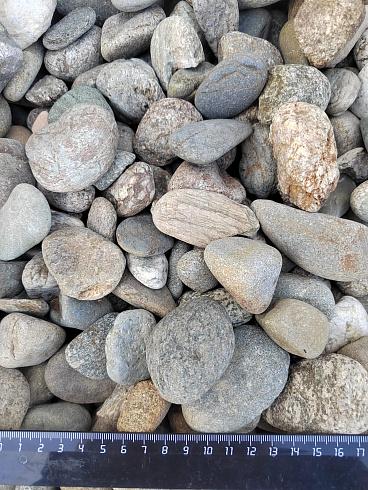 Kamenclub.ru: Галька речная окат (пестрая) фр. 20-40 мм. купить  в Сургуте галька речная пестрая, серая, серые оттенки галька речная окатанная округлая 5000 руб/т   фото КАМЕНЬ КЛУБ