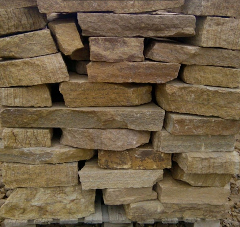 Kamenclub.ru: Песчаник пластушка желтый с рисунком (7-15 см)  купить в Сургуте плитняк - пластушка - бут желтый песчаник 10200 руб/м3   фото КАМЕНЬ КЛУБ