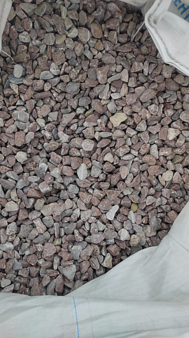 Kamenclub.ru: Мраморная крошка (щебень галтованный розовый) фр.20-40 мм.  купить в Сургуте мрамор розовый, красный оголтованный округлый щебень  15000 руб/т   фото КАМЕНЬ КЛУБ