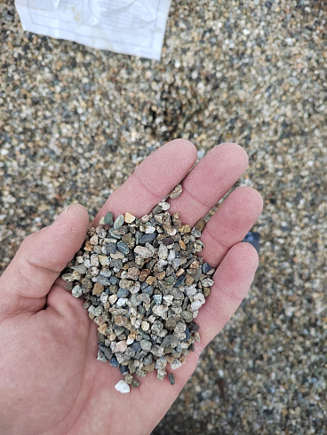 Kamenclub.ru: Галька речная окат (серая) фр.3-5 мм купить  в Сургуте галька речная серая бежевый темно-серый окатанный речной камень округлый 9500 руб/т   фото КАМЕНЬ КЛУБ