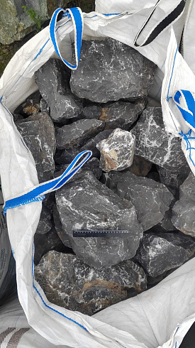 Kamenclub.ru: Черный мрамор скальник фр. 100-500 мм.  купить в Сургуте мрамор черный белый серый крупный колотый валун ландшафтный 8500 руб/т   фото КАМЕНЬ КЛУБ