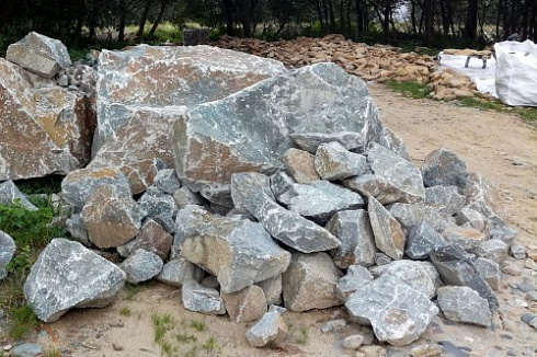 Kamenclub.ru: Гранит скальник (серо-зеленый) фр. 500-1500 мм.  купить в Сургуте гранит мрамор  серый зеленый темно-серый глыба скальная колотая ландшафтная 7 500 руб/т   фото КАМЕНЬ КЛУБ