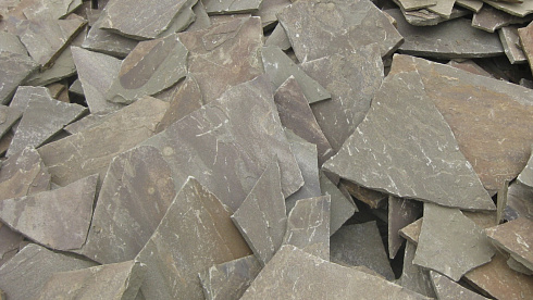 Kamenclub.ru: Песчаник пластушка серо-зеленый (3,0 см)  купить в Сургуте песчаник серо-зеленый, серый, зеленый песчаник пластушка колотый рваный ландшафтный 10200 руб/м3   фото КАМЕНЬ КЛУБ