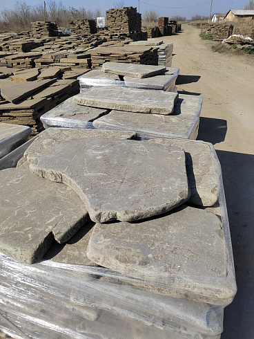 Kamenclub.ru: Песчаник пластушка галтованная светло-серая (3,0 см)  купить в Сургуте песчаник светло-серый, серый ландшафтный камень рваный колотый 21000 руб/м3   фото КАМЕНЬ КЛУБ