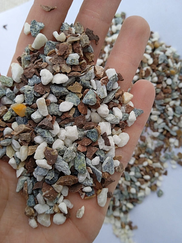 Kamenclub.ru: Мраморная крошка (щебень крошка микс: белый-зеленый-розовый) фр. 3-5 мм.  купить в Сургуте мрамор белый, зеленый, розовый мраморная декоративная крошка каменная 12000 руб/т   фото КАМЕНЬ КЛУБ