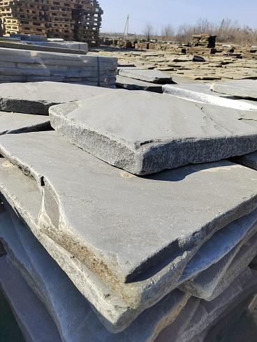 Kamenclub.ru: Песчаник пластушка светло-серый (4,0 - 6,0 см)  купить в Сургуте плитняк - пластушка светло-серый песчаник 12600 руб/м3   фото КАМЕНЬ КЛУБ