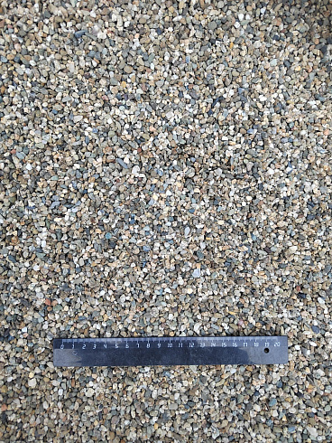 Kamenclub.ru: Галька речная окат (серая) фр.3-5 мм купить  в Сургуте галька речная серая бежевый темно-серый окатанный речной камень округлый 9500 руб/т   фото КАМЕНЬ КЛУБ