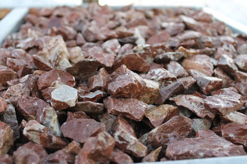 Kamenclub.ru: Мраморная крошка (щебень крошка розовый) фр. 20-40 мм.  купить в Сургуте мрамор розовый, красный мраморная крошка декоративная 11000 руб/т   фото КАМЕНЬ КЛУБ