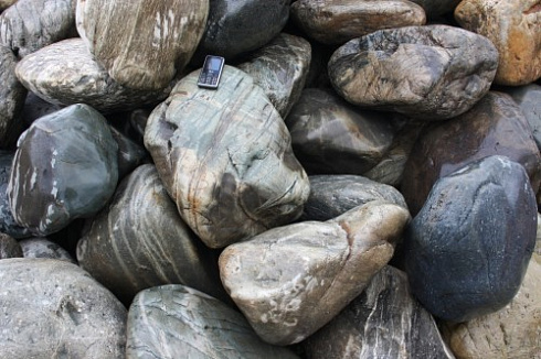 Kamenclub.ru: Речной валун Кабанчик фр.300-500 мм.  купить в Сургуте крупный природный камень галька серый, темно-серый речной валун галечник масштабный 7000 руб/т   фото КАМЕНЬ КЛУБ