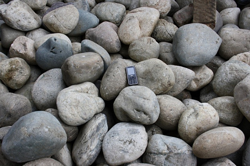 Kamenclub.ru: Темно-серый валунчик фр.100-300 мм.  купить в Сургуте крупный природный камень серый, темно-серый, светло-серый речная галька большого размера окатанная 4500 руб/т   фото КАМЕНЬ КЛУБ