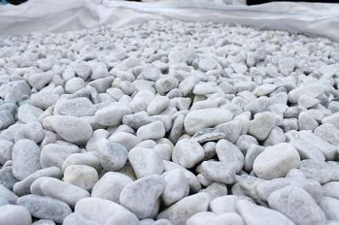 Kamenclub.ru: Мраморная крошка (щебень галтованный белый) фр.10-20 мм.  купить в Сургуте мрамор белый, молочный, айвори окатанный округлый декоративный ландшафтный щебень 17000 руб/т   фото КАМЕНЬ КЛУБ