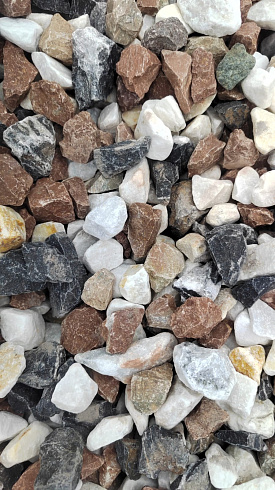 Kamenclub.ru: Мраморная крошка (щебень крошка микс : белый-черный-розовый) фр. 20-40 мм.  купить в Сургуте мрамор белый, черный, розовый декоративная ландшафтная крошка 12000 руб/т   фото КАМЕНЬ КЛУБ