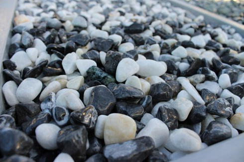 Kamenclub.ru: Мраморная крошка (щебень галтованный микс:белый-черный) фр.10-20 мм.  купить в Сургуте мрамор белый, черный окатанные округлые декоративные ландшафтные камни щебня 15500 руб/т   фото КАМЕНЬ КЛУБ