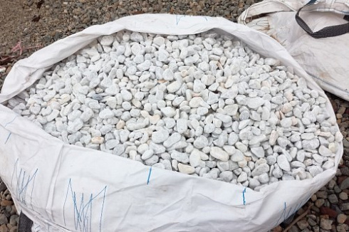 Kamenclub.ru: Мраморная крошка (щебень галтованный белый), фр.20-40 мм.  купить в Сургуте мрамор белый бежевый молочный мраморный щебень декоративный 17000 руб/т   фото КАМЕНЬ КЛУБ