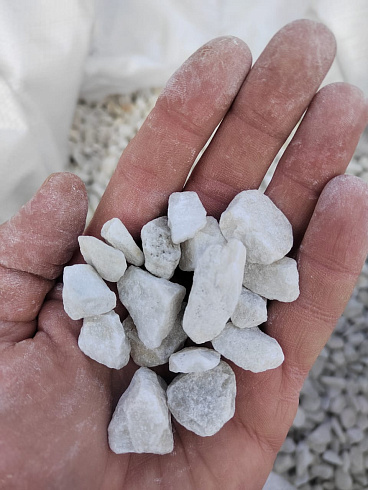 Kamenclub.ru: Мраморная крошка, щебень, цвет-белый, фр. 10-20 мм.  купить в Сургуте мрамор белый, молочный айвори каменная ландшафтная декоративная крошка шебня 12000 руб/т   фото КАМЕНЬ КЛУБ