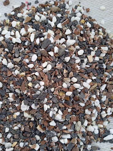 Kamenclub.ru: Мраморная крошка (щебень крошка микс : белый-черный-розовый) фр. 3-5 мм.  купить в Сургуте мрамор белый, черный, розовый, разноцветный мраморная каменная крошка декорвтивная 12000 руб/т   фото КАМЕНЬ КЛУБ