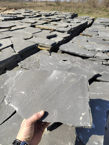 Kamenclub.ru: Песчаник пластушка светло-серый (2,0 см)  купить в Сургуте плитняк- ластушка светло-серый, серый рваный ландшафтный плитняк колотый 13800 руб/м3   фото КАМЕНЬ КЛУБ