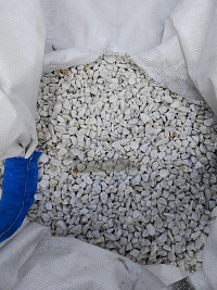 Kamenclub.ru: Мраморная крошка, щебень, цвет-белый, фр. 10-20 мм.  купить в Сургуте мрамор белый, молочный айвори каменная ландшафтная декоративная крошка шебня 12000 руб/т   фото КАМЕНЬ КЛУБ