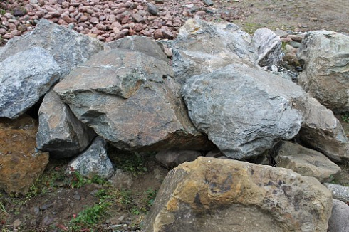 Kamenclub.ru: Змеевик скальник фр. 500-1500 мм.  купить в Сургуте змеевик зеленый серый черный глыба скальная колотая 7500 руб/т   фото КАМЕНЬ КЛУБ