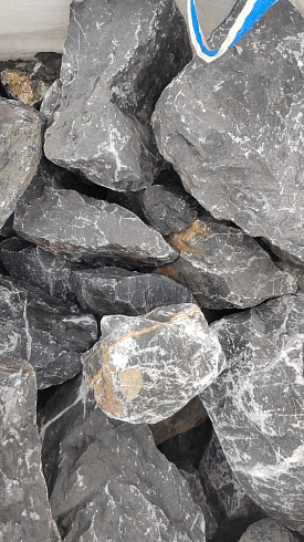 Kamenclub.ru: Черный мрамор скальник фр. 100-500 мм.  купить в Сургуте мрамор черный белый серый крупный колотый валун ландшафтный 8500 руб/т   фото КАМЕНЬ КЛУБ