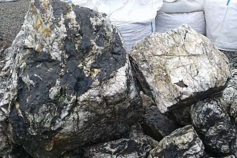 Kamenclub.ru: Черный гранит - кварцит фр. 100-500 мм.  купить в Сургуте мрамор гранит черный с белыми прожилками, серый, белый валун скальный колотый 7000 руб/т   фото КАМЕНЬ КЛУБ